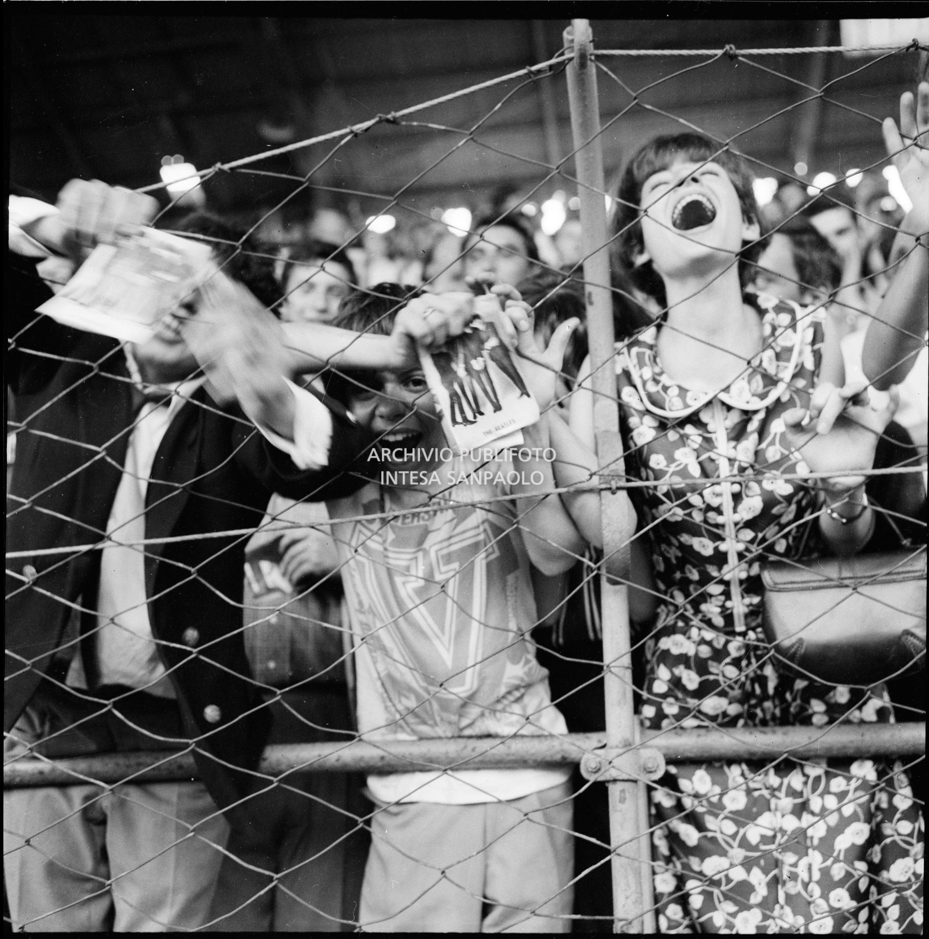 Fan scatenati sugli spalti al concerto pomeridiano dei Beatles al Vigorelli di Milano, 24 june 1965, Cossu, Sergio, Pavone, Eugenio, Publifoto