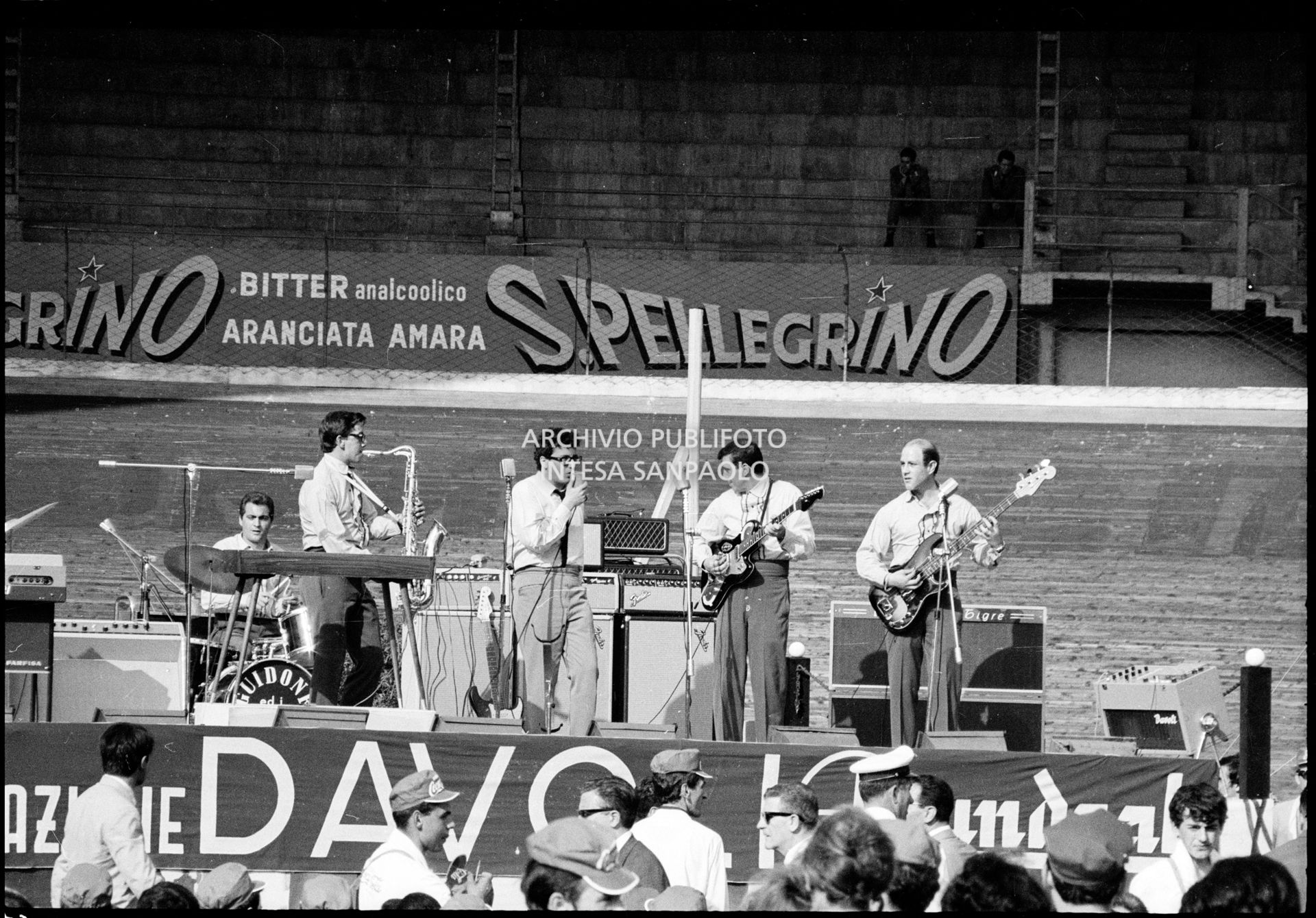 Peppino di Capri apre il concerto pomeridiano dei Beatles al Vigorelli di Milano, 24 june 1965, Cossu, Sergio, Pavone, Eugenio, Publifoto