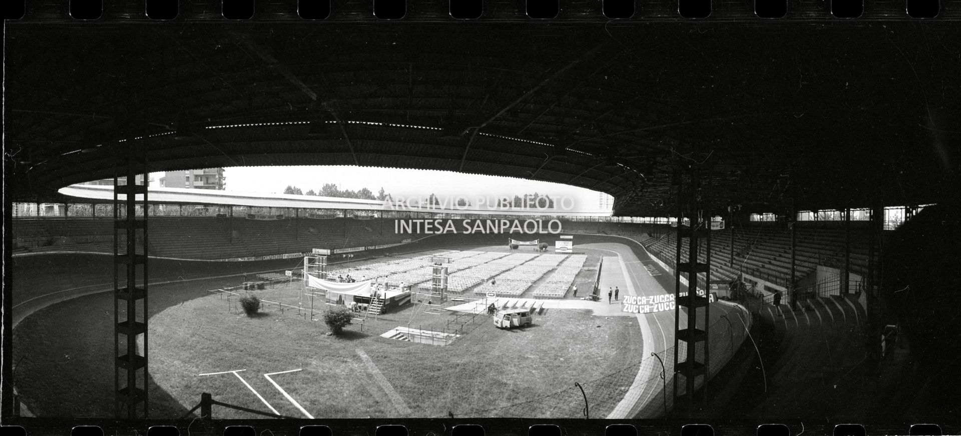 Panoramica del Vigorelli di Milano allestito per il concerto pomeridiano dei Beatles, 24 june 1965, Cossu, Sergio, Pavone, Eugenio, Publifoto