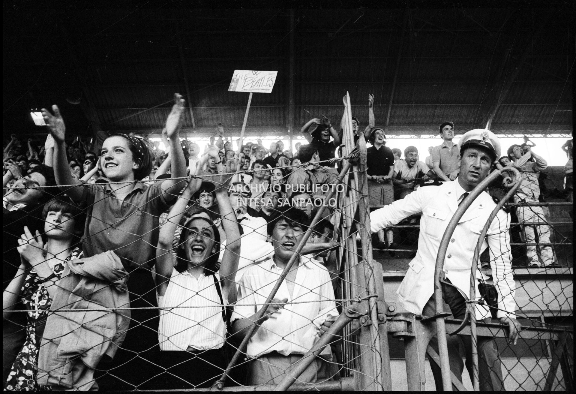 Fan scatenati sugli spalti al concerto pomeridiano dei Beatles al Vigorelli di Milano, 24 june 1965, Cossu, Sergio, Pavone, Eugenio, Publifoto