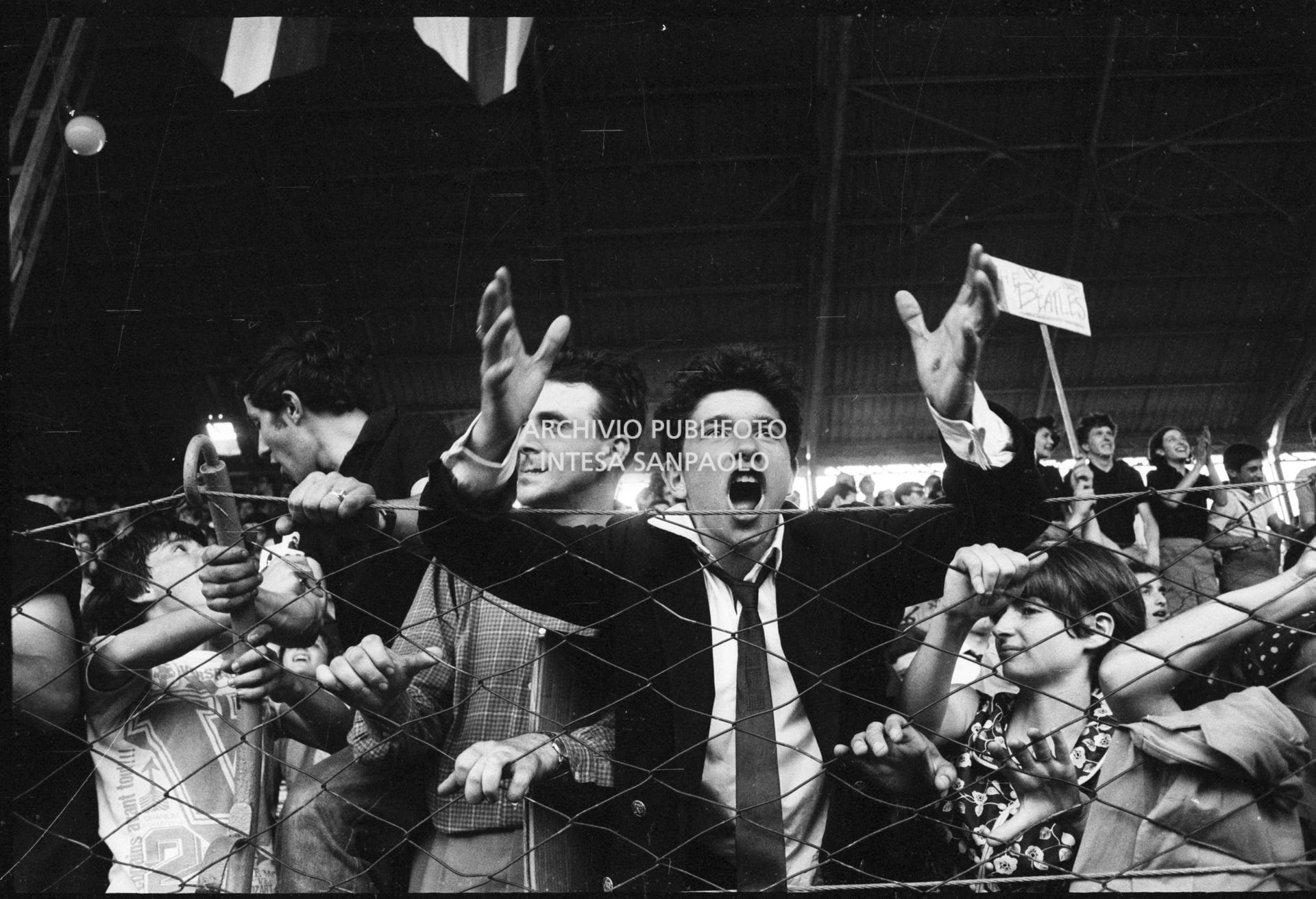 Fan scatenati sugli spalti al concerto pomeridiano dei Beatles al Vigorelli di Milano, 24 june 1965, Cossu, Sergio, Pavone, Eugenio, Publifoto