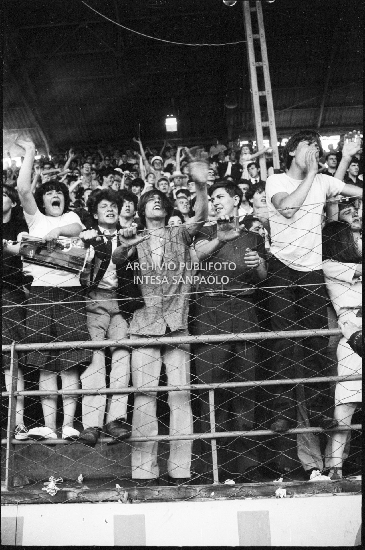 Fan scatenati sugli spalti al concerto pomeridiano dei Beatles al Vigorelli di Milano, 24 june 1965, Cossu, Sergio, Pavone, Eugenio, Publifoto