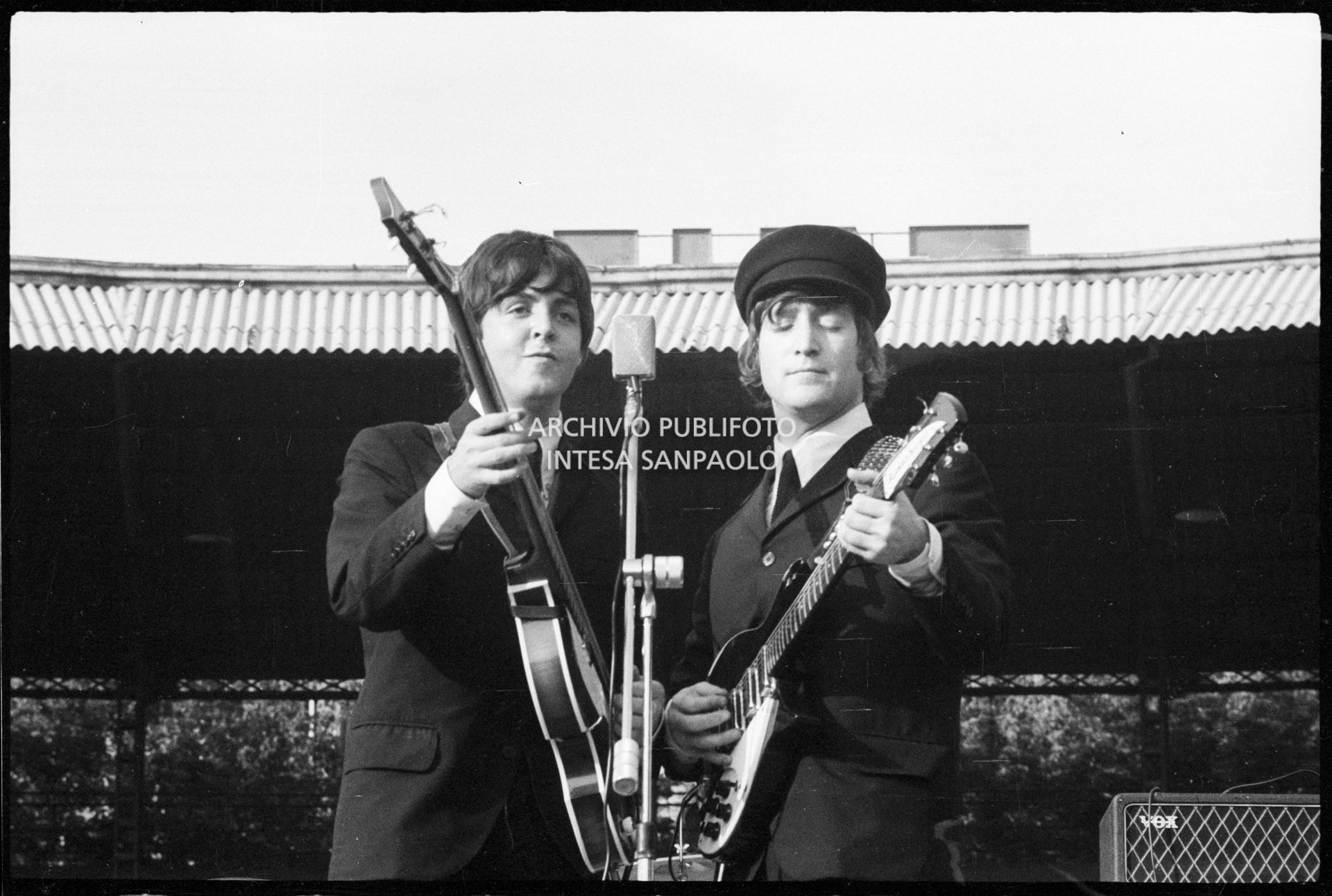I Beatles in concerto al Vigorelli di Milano: Paul McCartney e John Lennon sul palco nel pomeriggio, 24 june 1965, Cossu, Sergio, Pavone, Eugenio, Publifoto