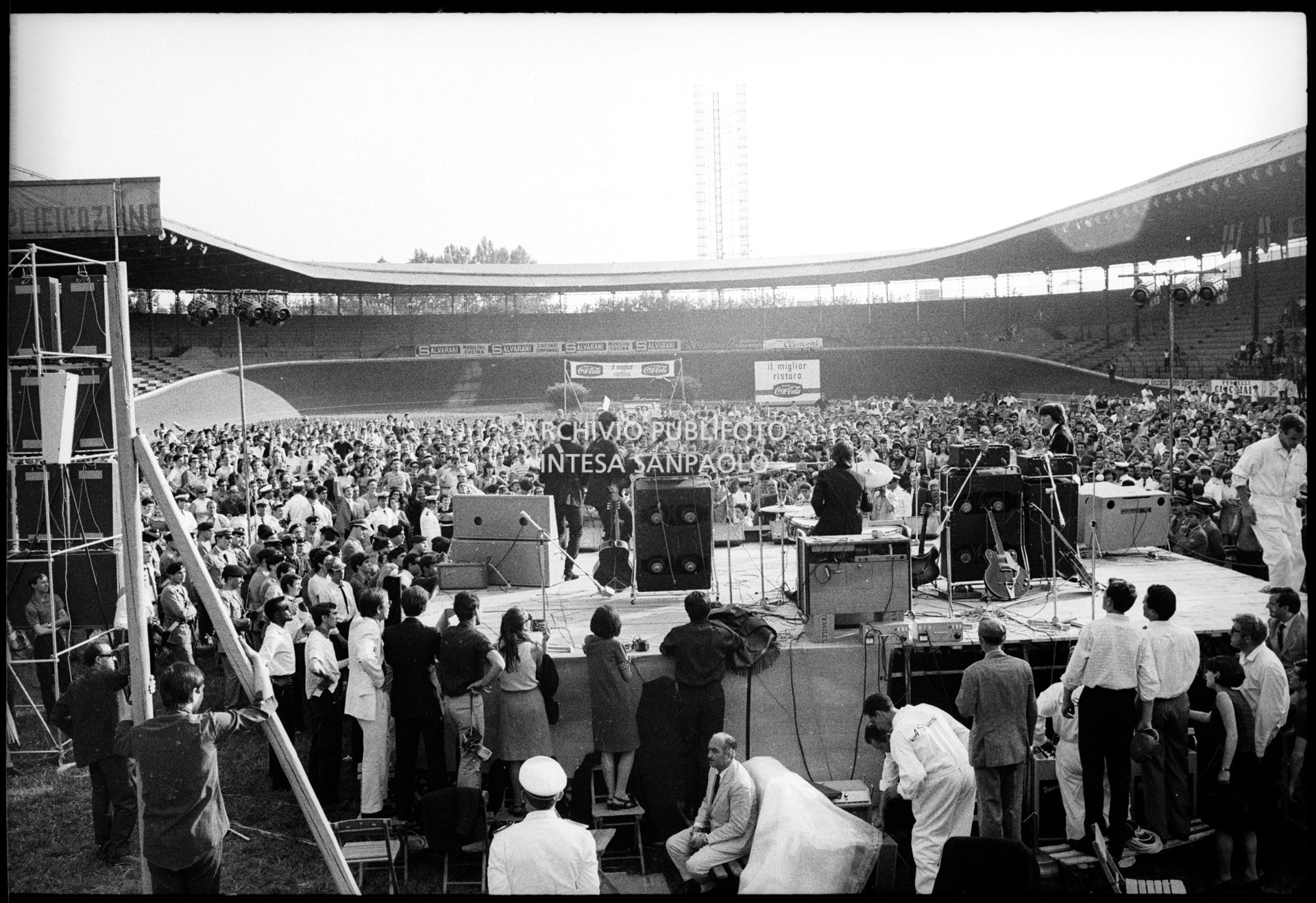 I Beatles in concerto al Vigorelli di Milano, 24 june 1965, Cossu, Sergio, Pavone, Eugenio, Publifoto