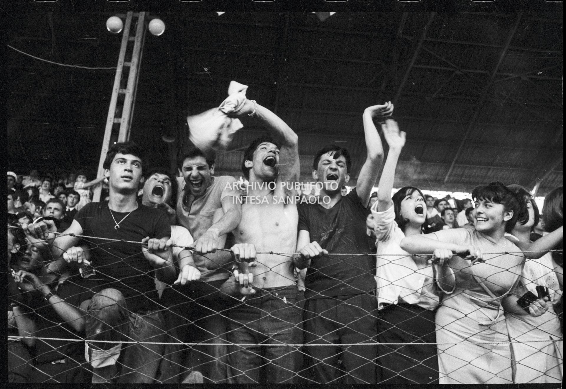 Fan scatenati sugli spalti al concerto pomeridiano dei Beatles al Vigorelli di Milano, 24 june 1965, Cossu, Sergio, Pavone, Eugenio, Publifoto