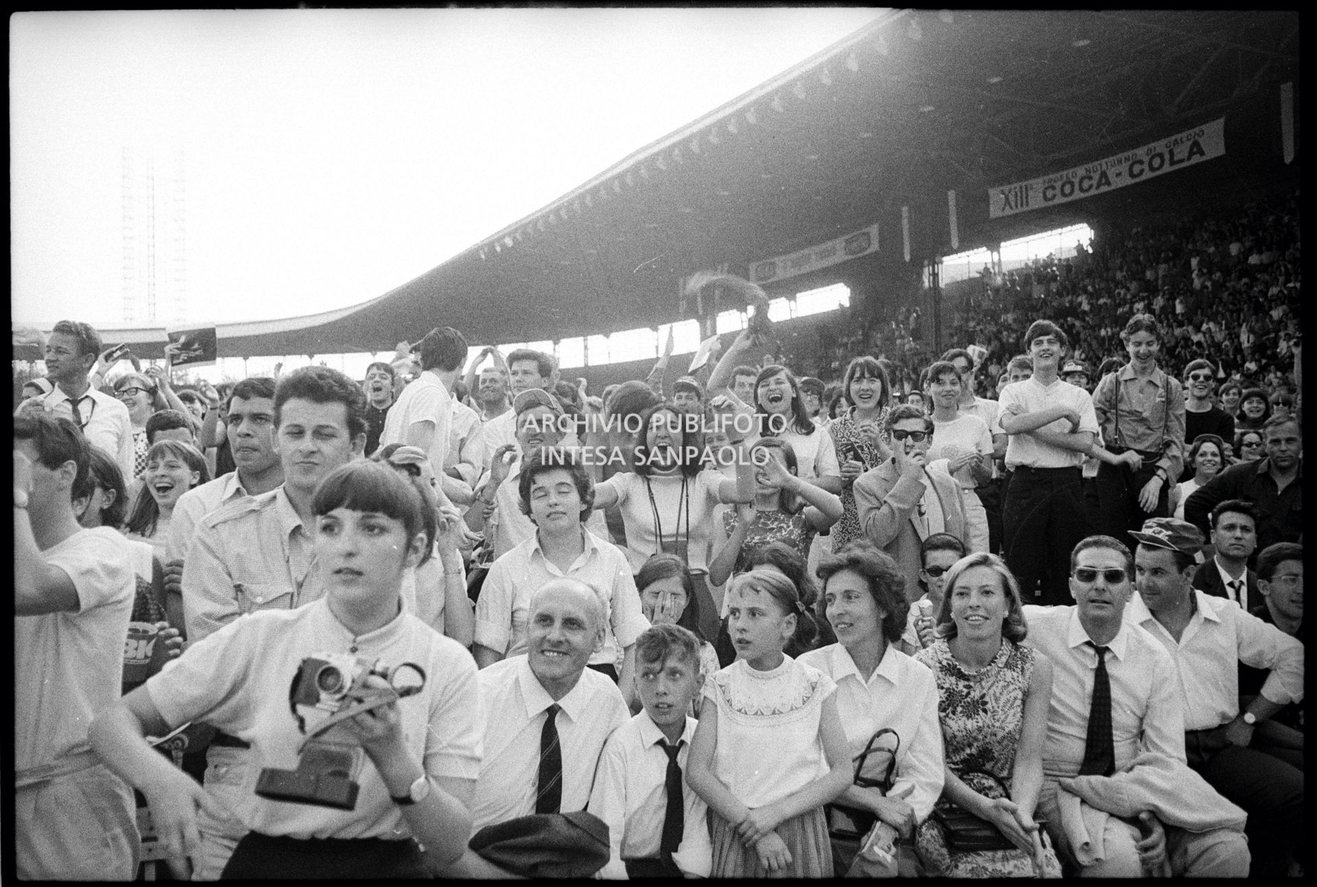 Pubblico al concerto pomeridiano dei Beatles al Vigorelli di Milano, 24 june 1965, Cossu, Sergio, Pavone, Eugenio, Publifoto