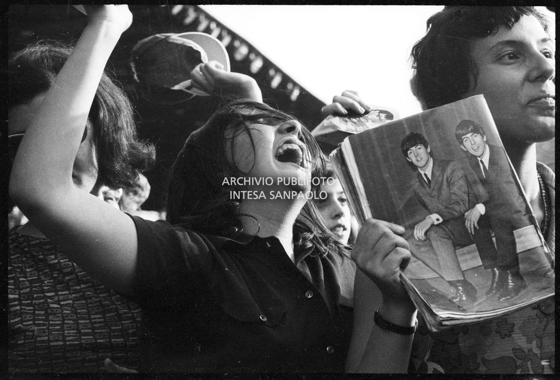 Una ragazza in delirio al concerto pomeridiano dei Beatles al Vigorelli di Milano, 24 june 1965, Cossu, Sergio, Pavone, Eugenio, Publifoto