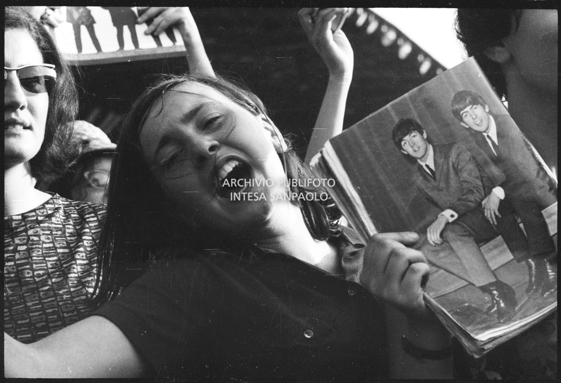 Una ragazza in delirio al concerto pomeridiano dei Beatles al Vigorelli di Milano, 24 june 1965, Cossu, Sergio, Pavone, Eugenio, Publifoto