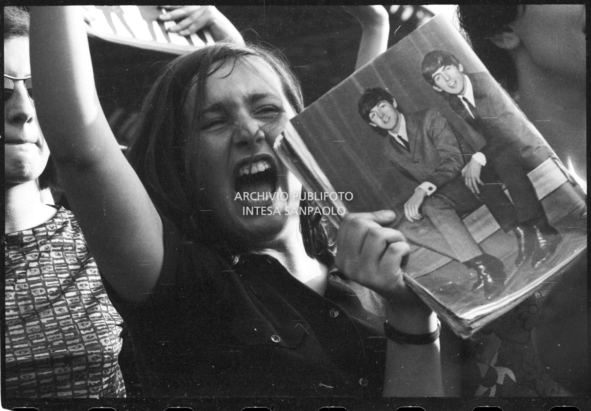 Una ragazza in delirio al concerto pomeridiano dei Beatles al Vigorelli di Milano, 24 june 1965, Cossu, Sergio, Pavone, Eugenio, Publifoto
