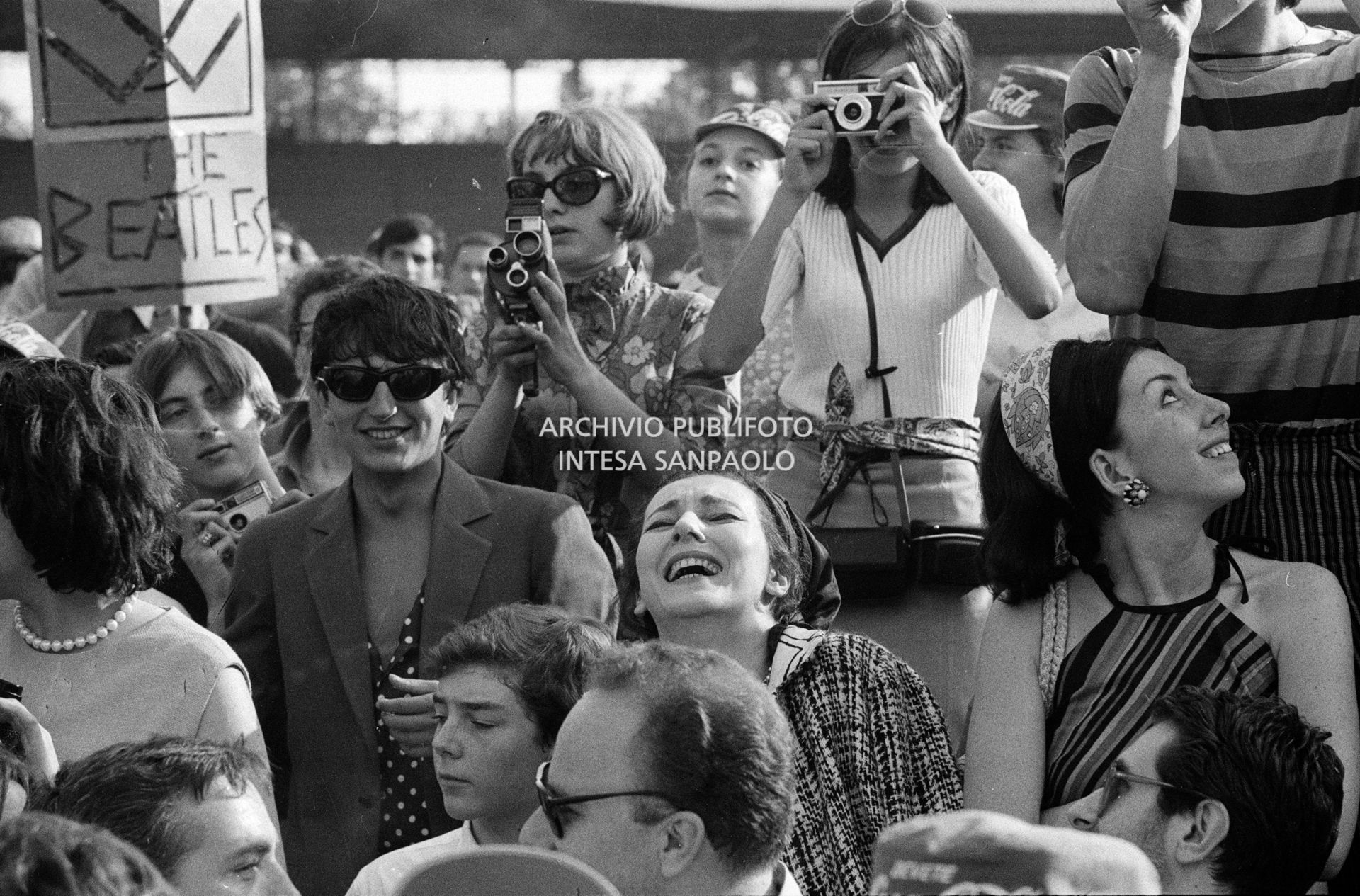 Valentina Cortese con il figlio Jackie Basehart (alla sua destra) tra il pubblico al concerto pomeridiano dei Beatles al Vigorelli di Milano, 24 june 1965, Cossu, Sergio, Pavone, Eugenio, Publifoto