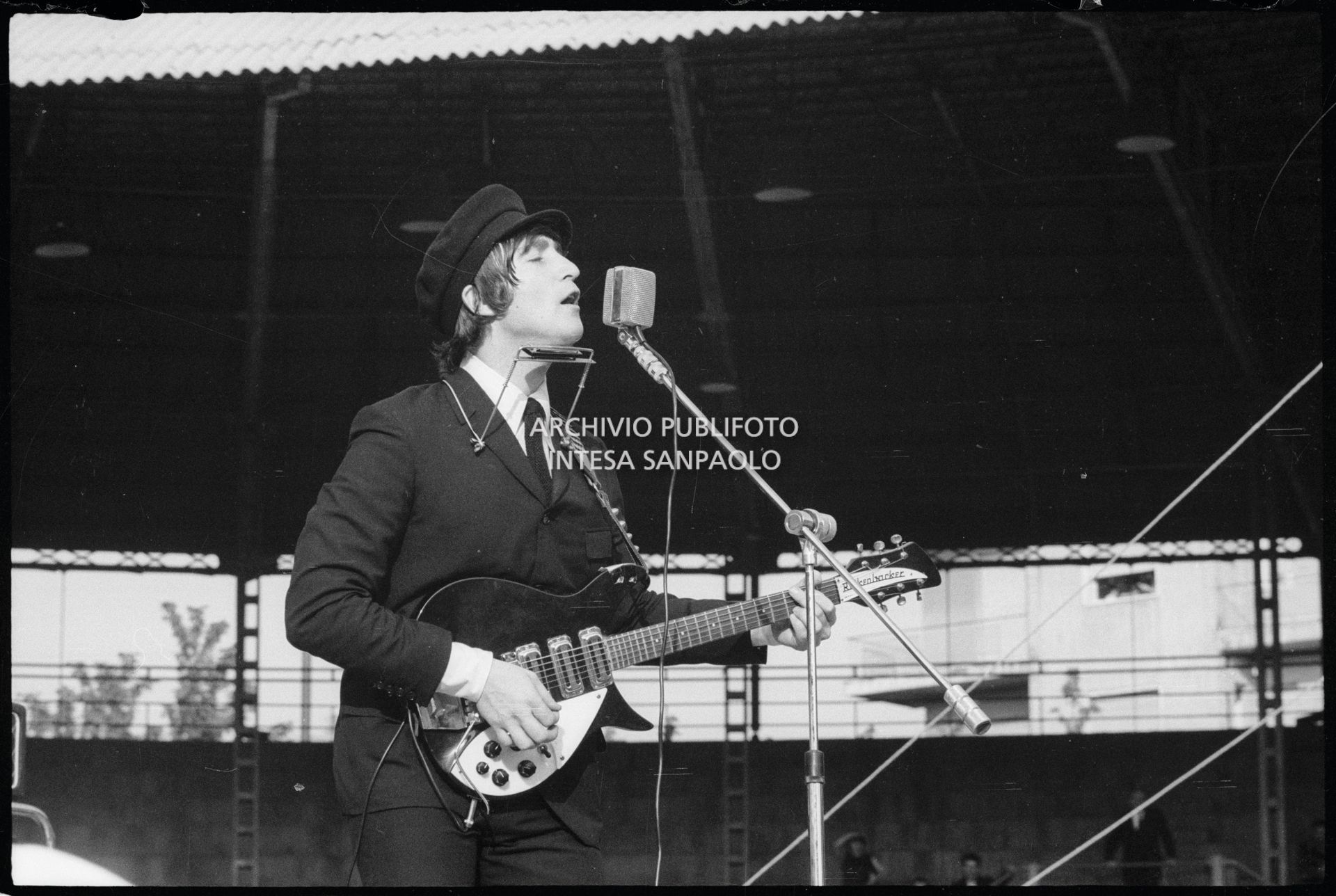 I Beatles in concerto al Vigorelli di Milano: John Lennon, 24 june 1965, Cossu, Sergio, Pavone, Eugenio, Publifoto