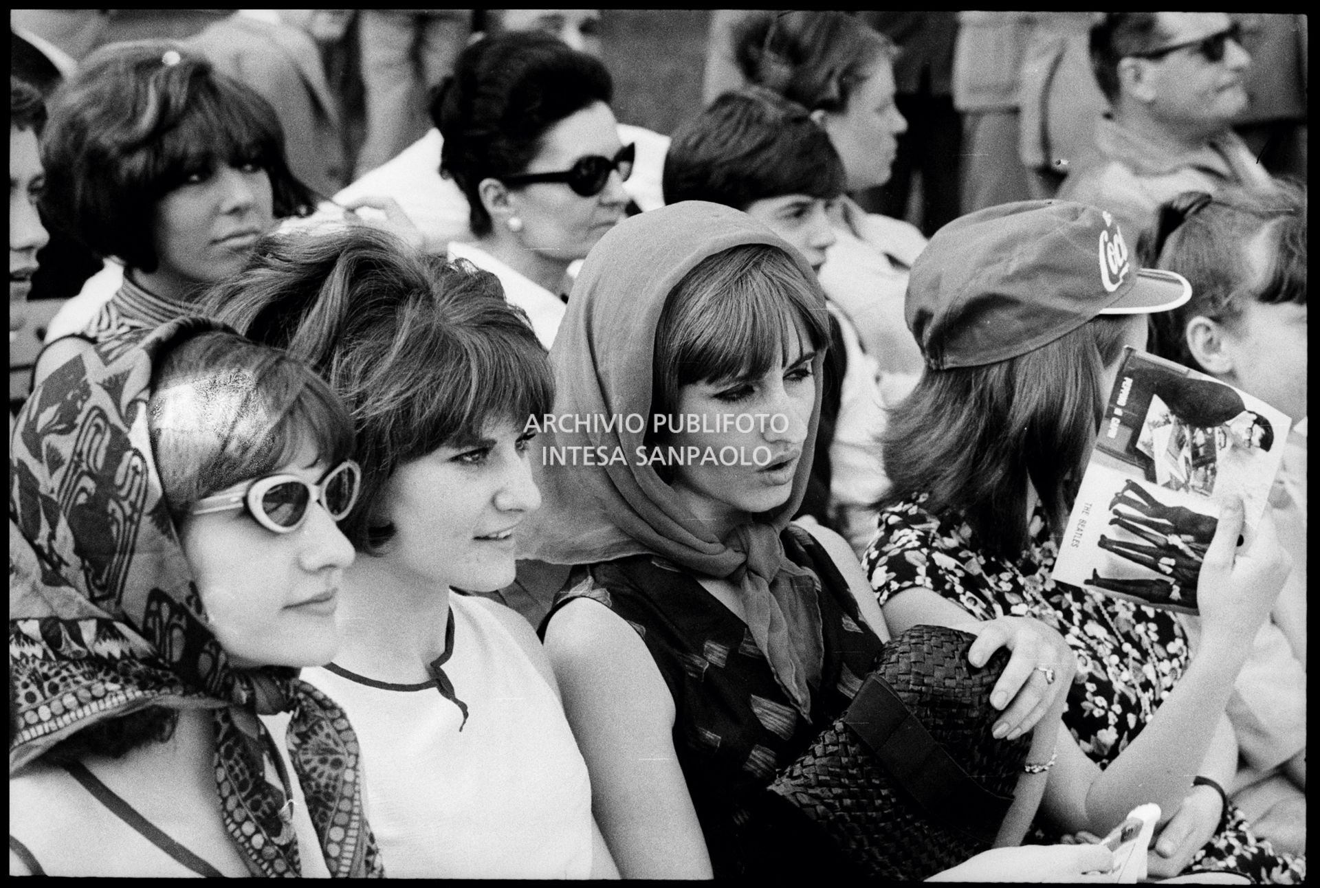 Primo piano del pubblico al concerto pomeridiano dei Beatles al Vigorelli di Milano, 24 june 1965, Cossu, Sergio, Pavone, Eugenio, Publifoto