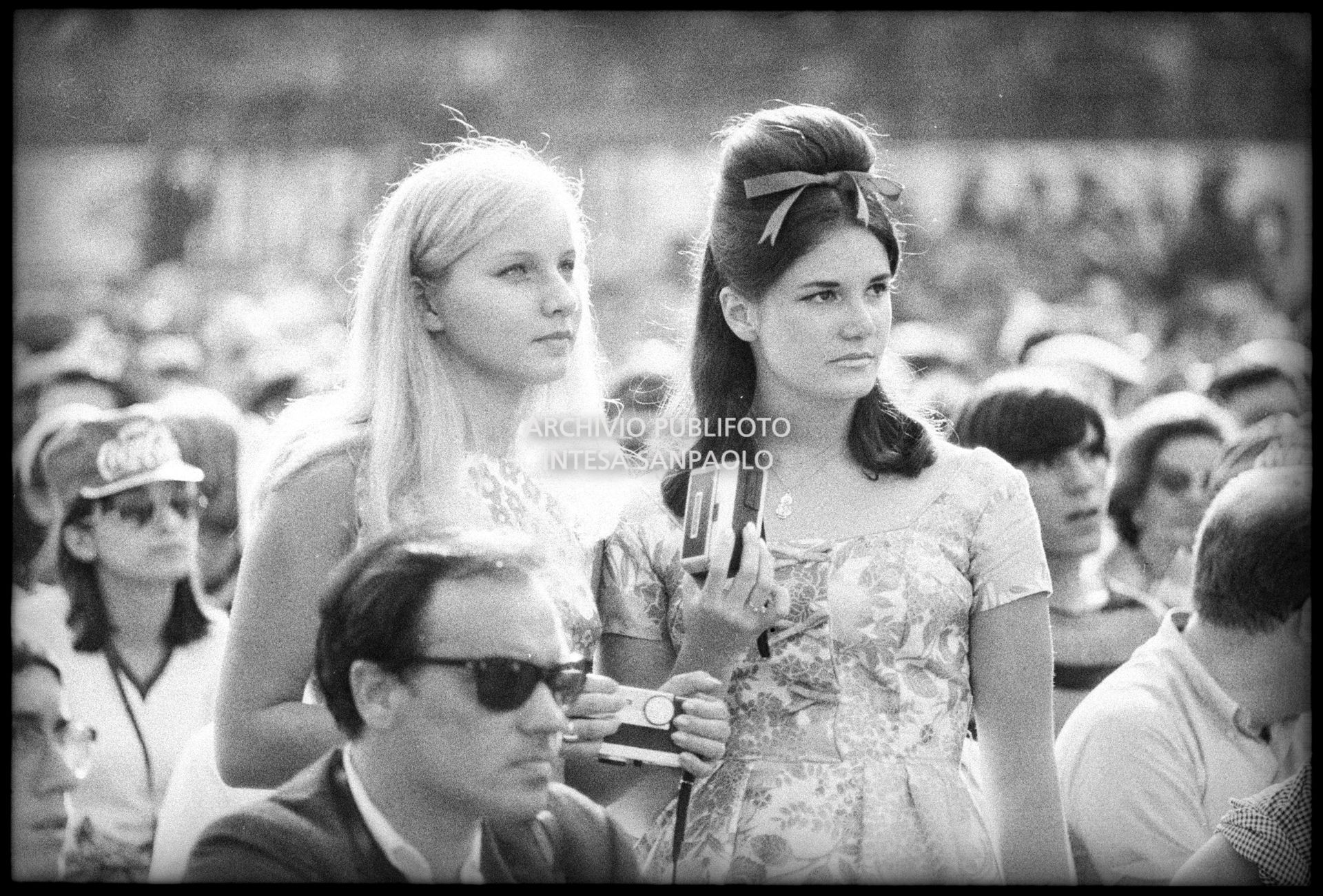 Primo piano di due ragazze tra il pubblico al concerto pomeridiano dei Beatles al Vigorelli di Milano, 24 june 1965, Cossu, Sergio, Pavone, Eugenio, Publifoto
