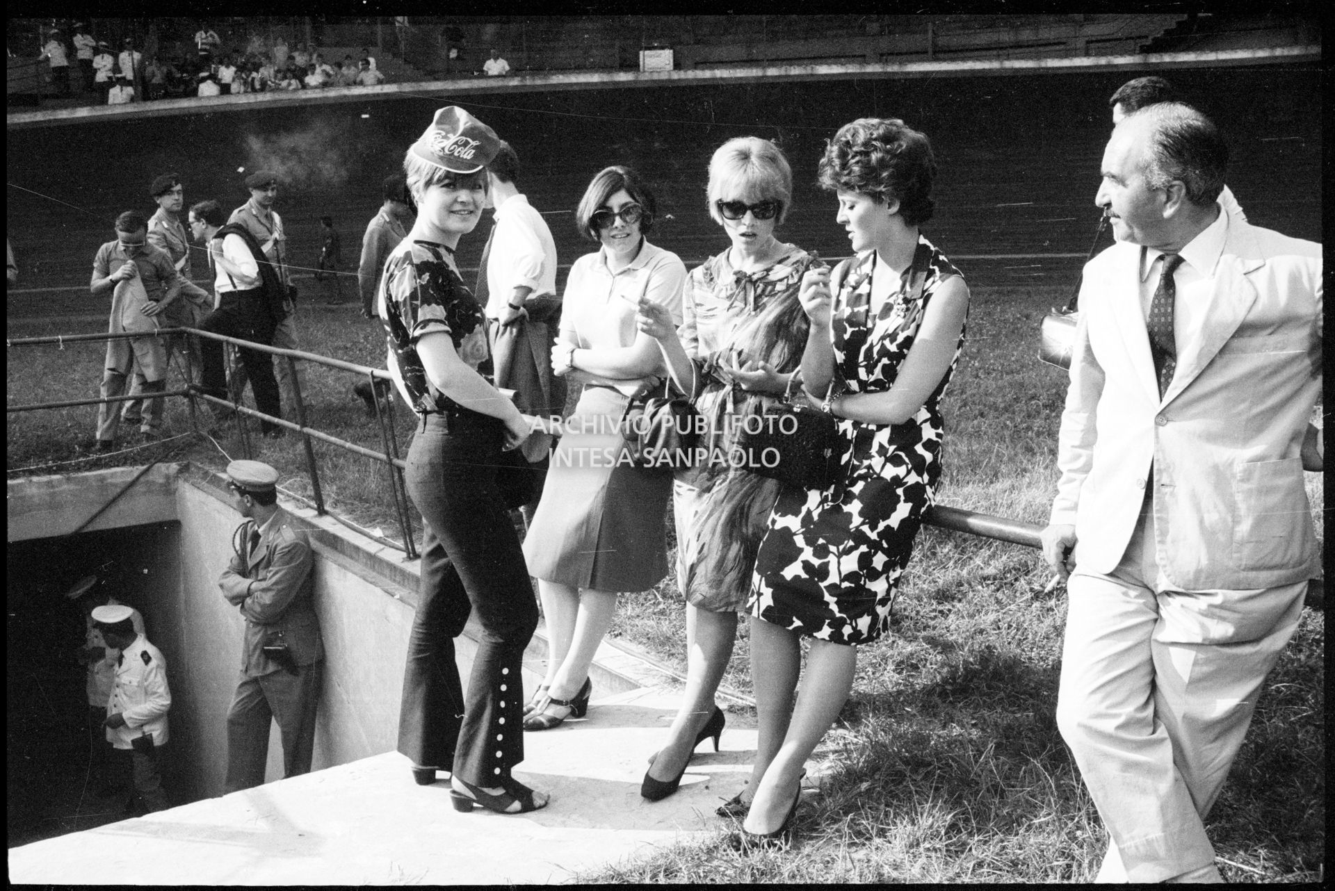 Ragazze nel backstage al concerto pomeridiano dei Beatles al Vigorelli di Milano, 24 june 1965, Cossu, Sergio, Pavone, Eugenio, Publifoto