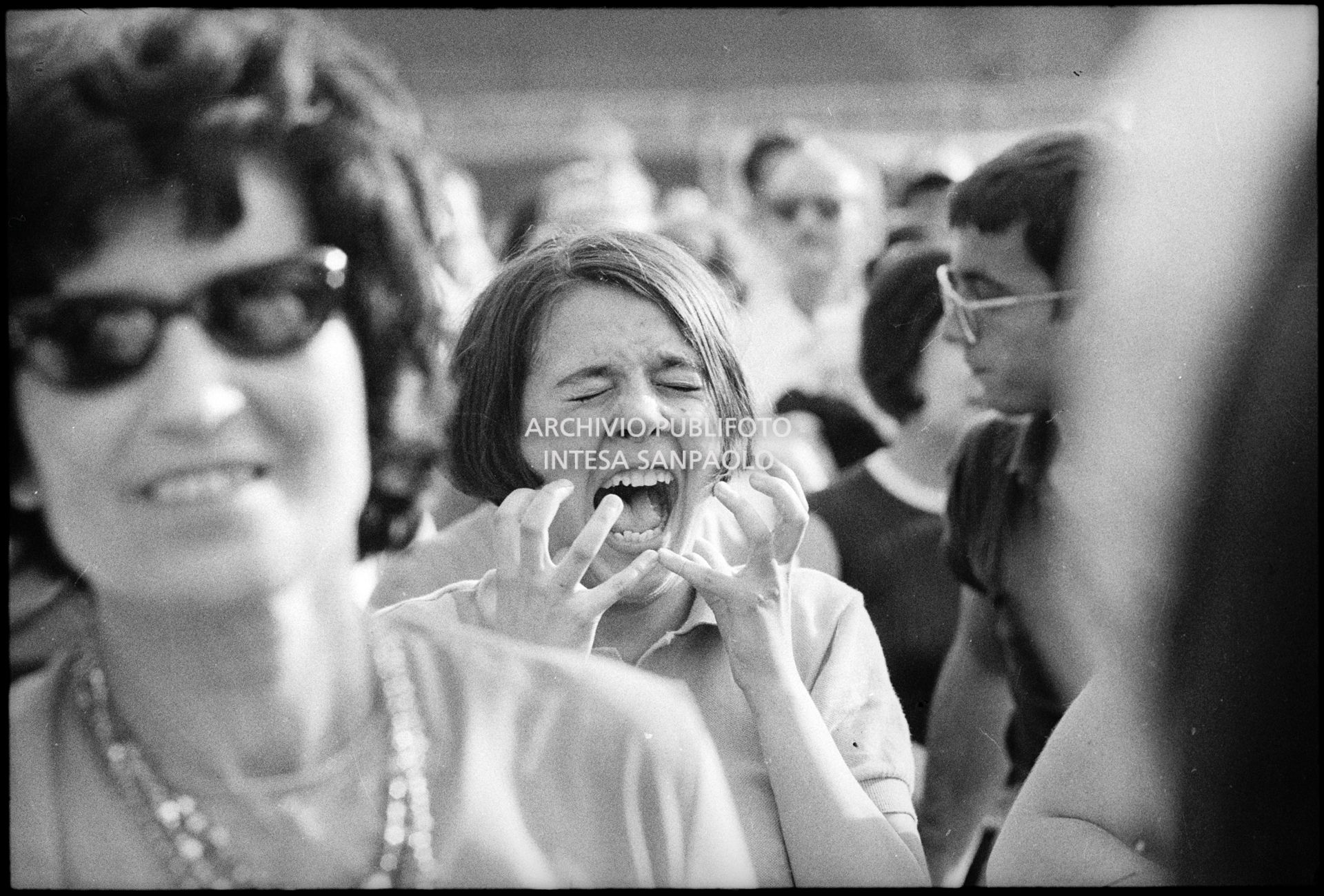 Una ragazza in delirio al concerto pomeridiano dei Beatles al Vigorelli di Milano, 24 june 1965, Cossu, Sergio, Pavone, Eugenio, Publifoto