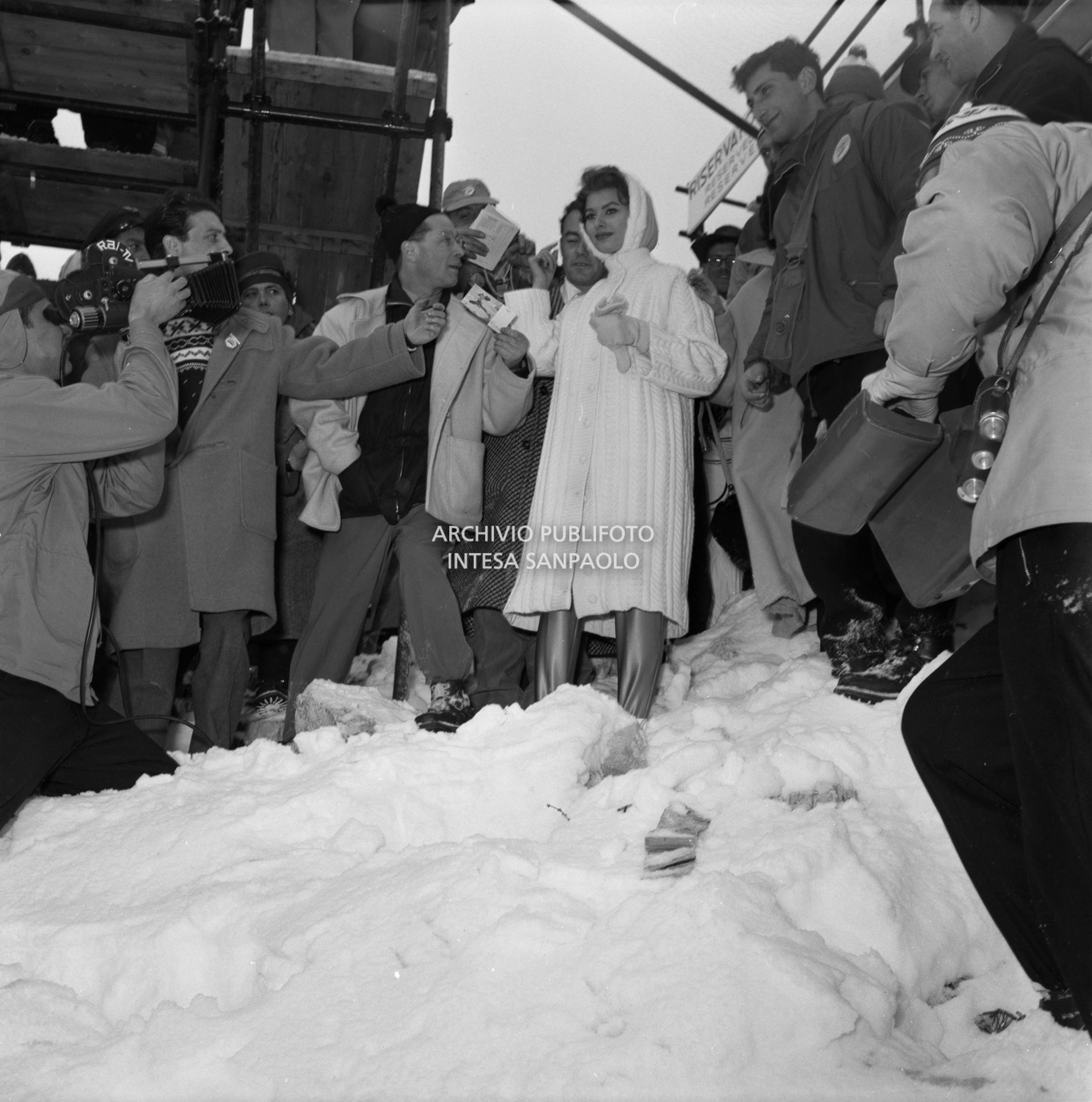 Sophia Loren, in visita a Cortina d'Ampezzo durante i VII Giochi olimpici invernali