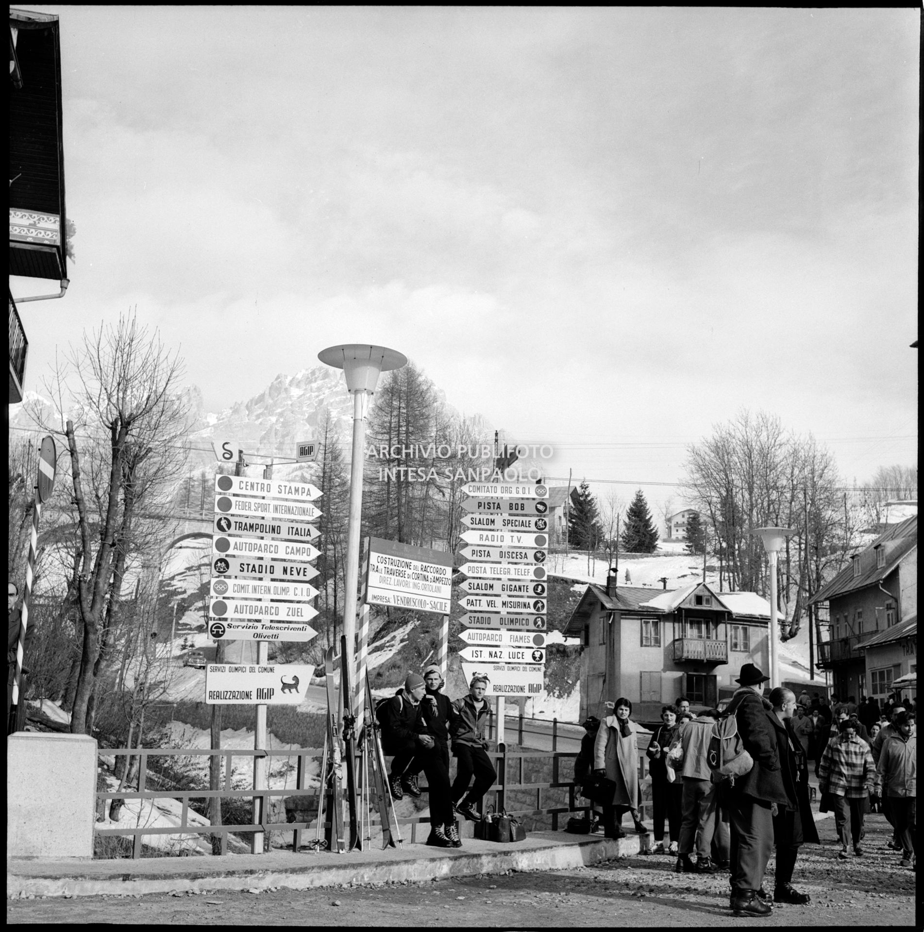 Segnaletica dei servizi olimpici del Comune installata in corso Italia all'incrocio con via Barone Franchetti a Cortina d'Ampezzo in occasione dei VII Giochi olimpici invernali