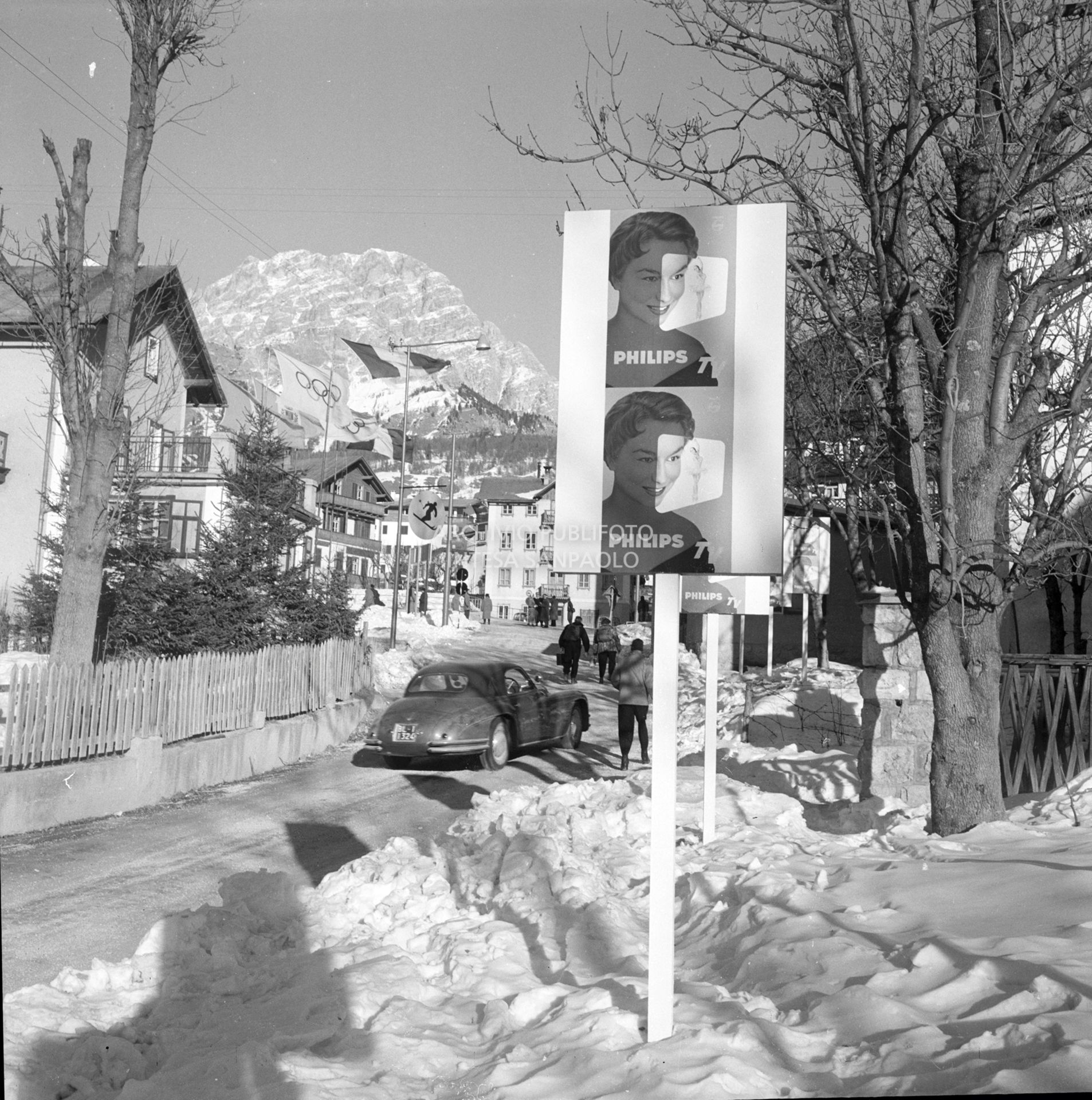 Cartelli pubblicitari Philips TV costellano una strada di Cortina d'Ampezzo