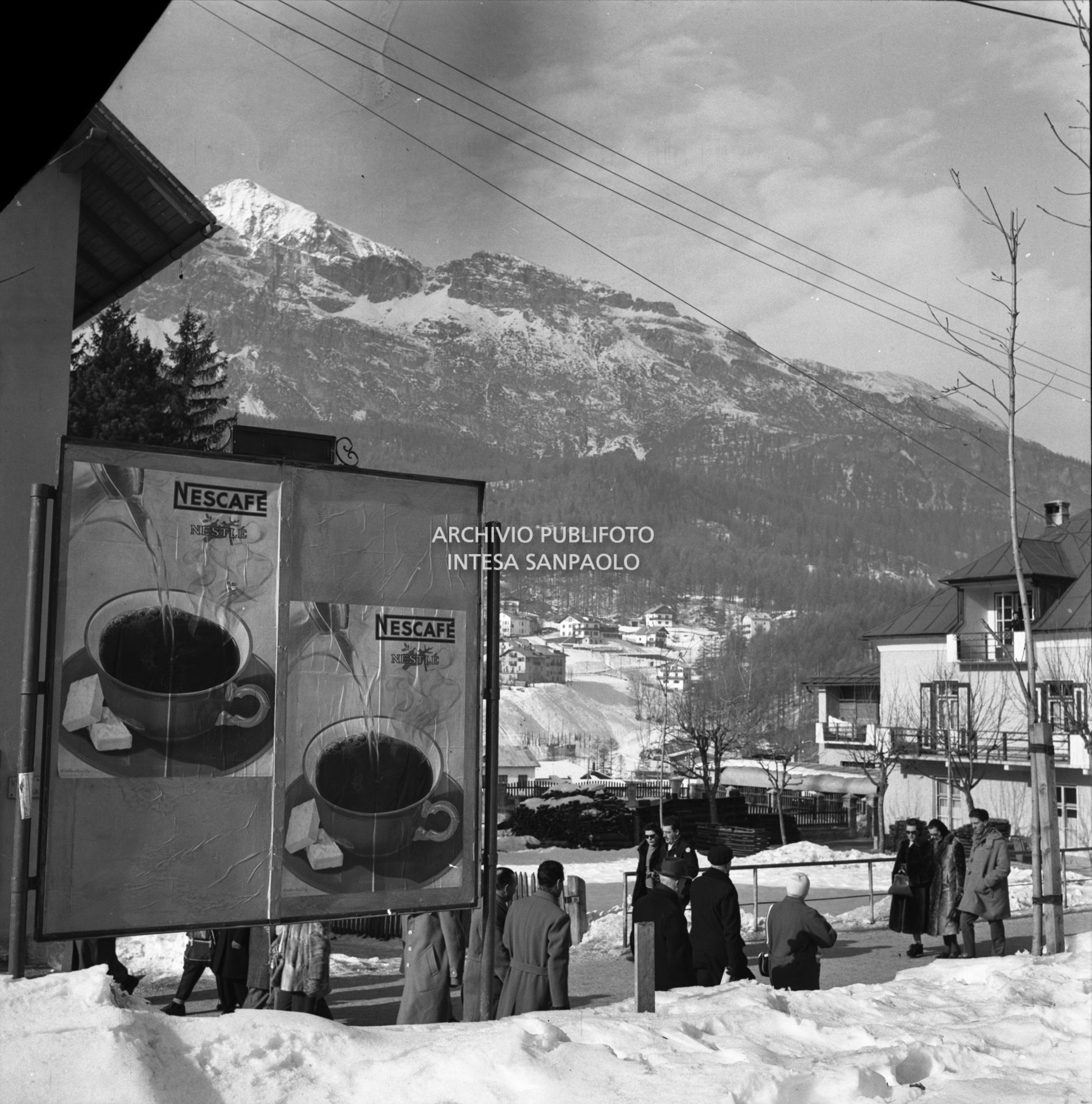 Cartelli pubblicitari Nescafé in via del Castello a Cortina d'Ampezzo