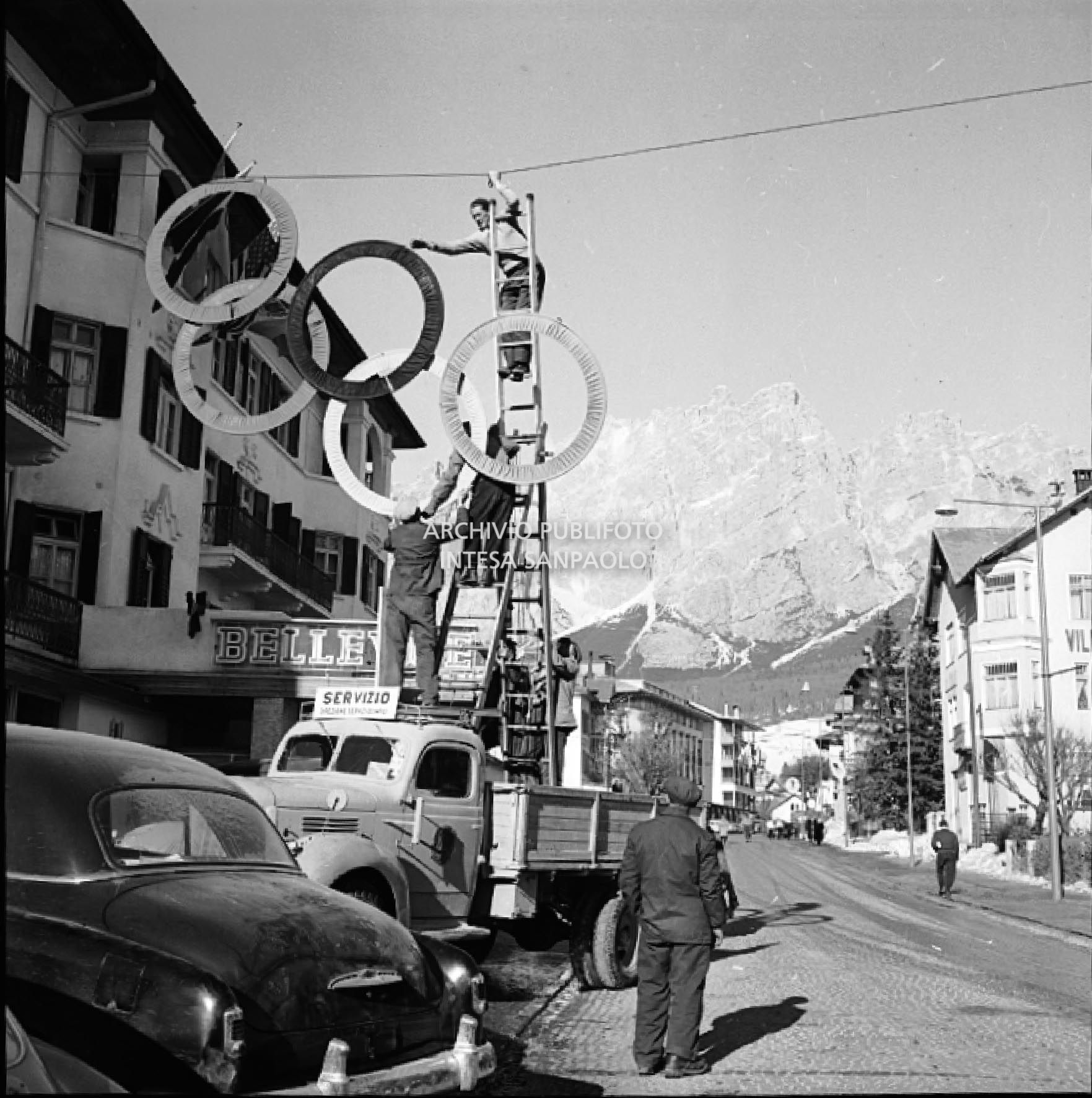 Montaggio dei cerchi olimpici in corso Italia a Cortina d'Ampezzo