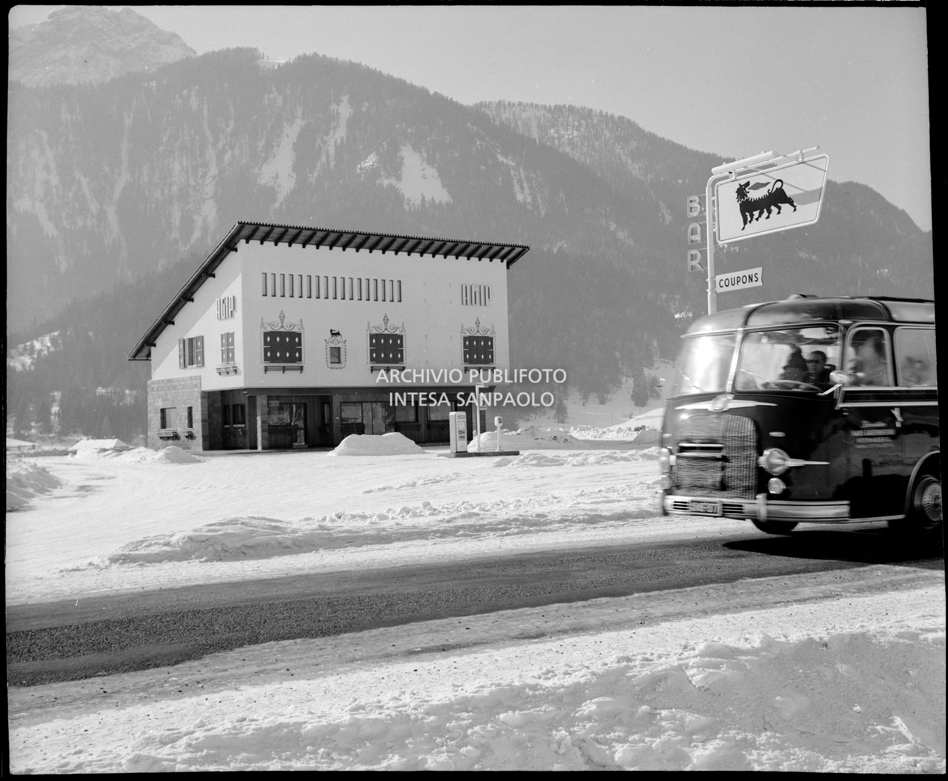 Stazione di servizio Agip con bar nei pressi di Cortina d'Ampezzo