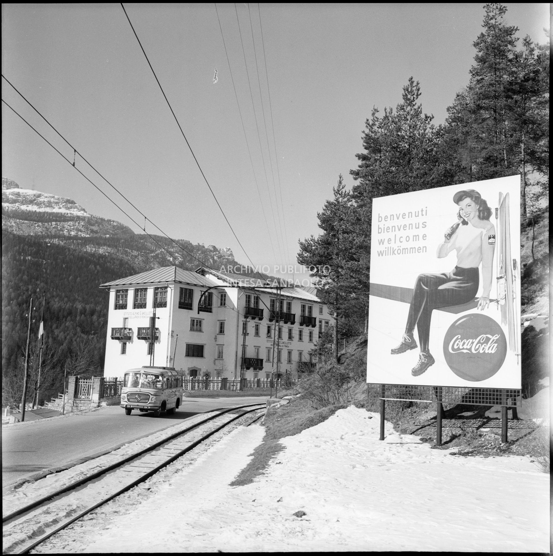Cartello pubblicitario Coca-Cola lungo la strada per Cortina d'Ampezzo