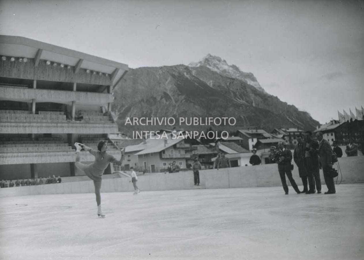 Fiorella Negro si esibisce in occasione dell'inaugurazione dello Stadio del ghiaccio a Cortina d'Ampezzo