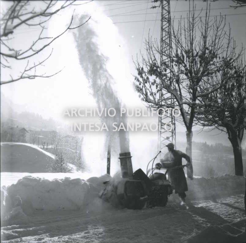 Spazzamento della neve in una strada di Cortina d'Ampezzo