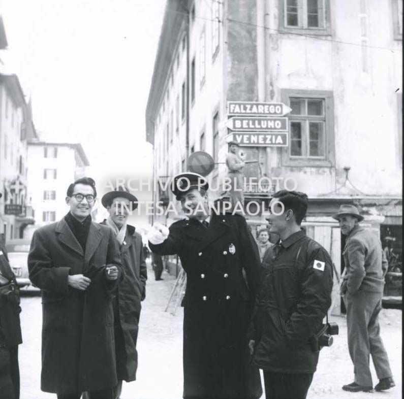 Un vigile urbano a Cortina d'Ampezzo dà indicazioni stradali nei giorni dei VII Giochi olimpici invernali