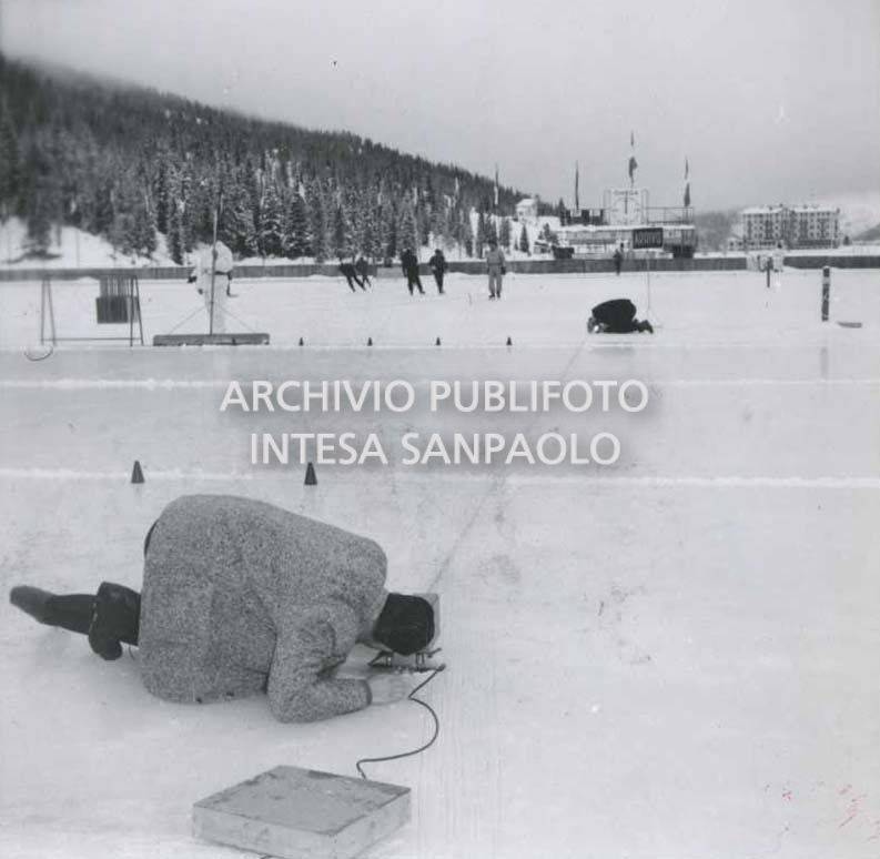 Posizionamento della linea del traguardo sul lago di Misurina dove si disputeranno le prove di velocità di pattinaggio su ghiaccio dei VII Giochi olimpici invernali