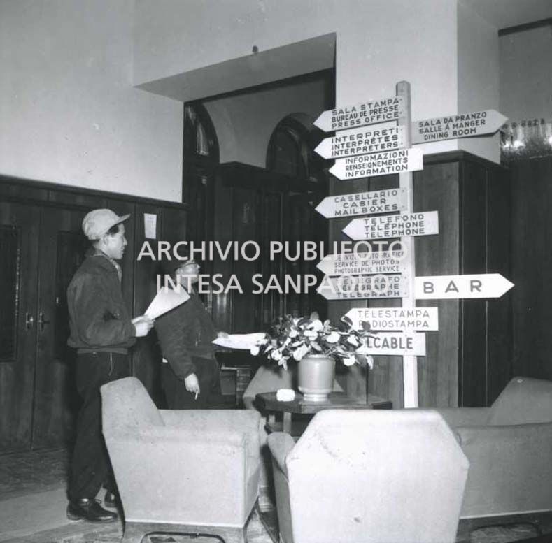 Segnaletica dei servizi offerti all'Albergo Savoia a Cortina d'Ampezzo dove è ospitato il Centro per la stampa durante i VII Giochi olimpici invernali