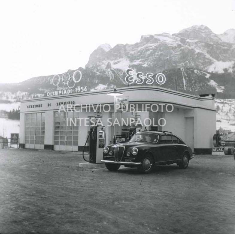 Una Lancia Aurelia B20 GT alla stazione di servizio Esso a Cortina d'Ampezzo