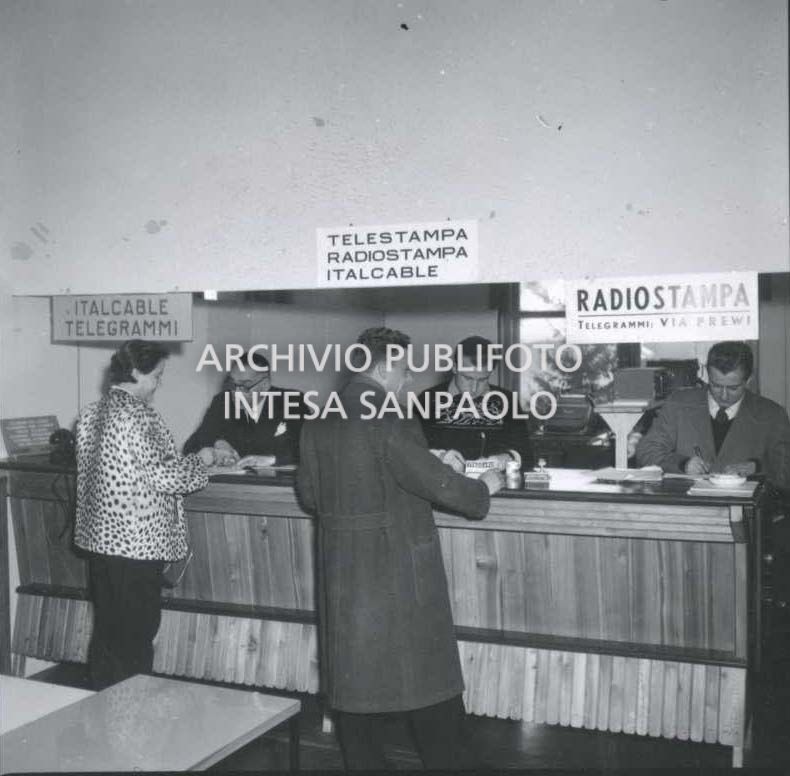 I servizi di telestampa, telegrammi e radiostampa presso il Centro per la stampa  all'Albergo Savoia a Cortina d'Ampezzo in occasione dei VII Giochi olimpici invernali