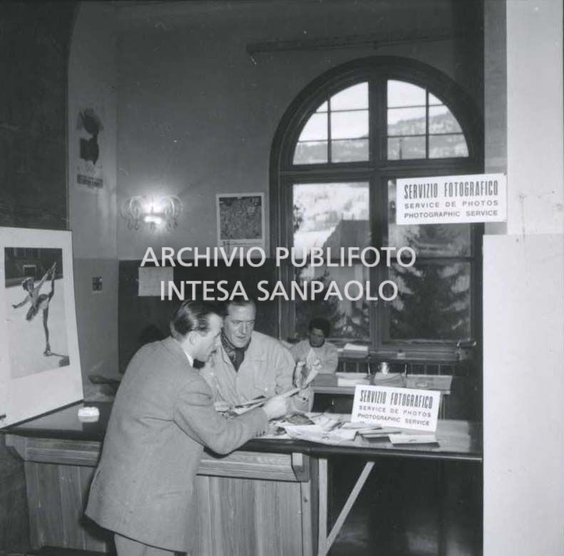 Il servizio fotografico dell'UFA ( (Unione Fotografi Ampezzani) a disposizione dei giornalisti presso il Centro per la stampa all'Albergo Savoia a Cortina d'Ampezzo in occasione dei VII Giochi olimpici invernali