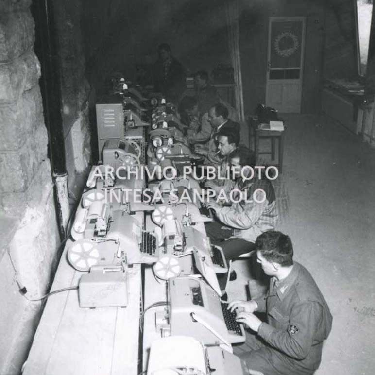 Il reparto delle telescriventi del Centro per la stampa ospitato all'Albergo Savoia a Cortina d'Ampezzo in occasione dei VII Giochi olimpici invernali