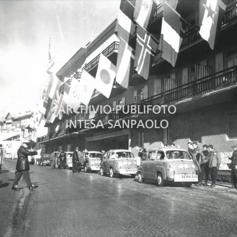 Le Fiat 600 Multipla, in una strada a Cortina d'Ampezzo, a disposizione degli addetti alla stampa per raggiungere i vari impianti dove si disputano i VII Giochi olimpici invernali