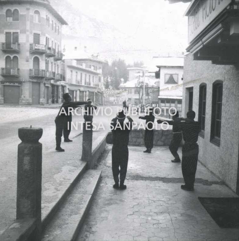 Atleti giapponesi si allenano davanti all'Hotel Victoria a Cortina d'Ampezzo in vista dei VII Giochi olimpici invernali