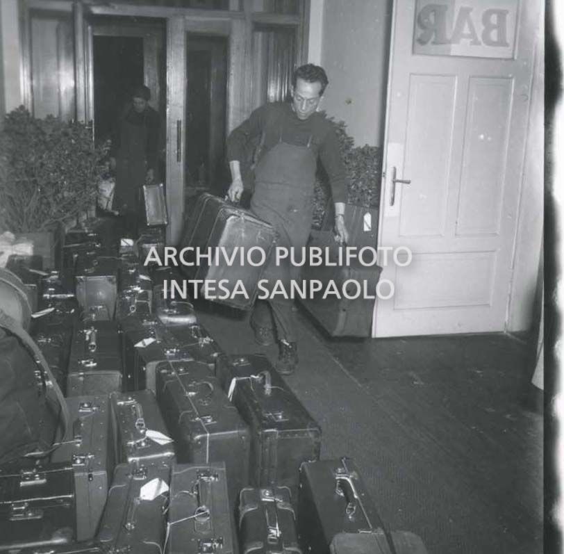 Le valigie dei turisti sovietici giunti a Cortina d'Ampezzo per assistere ai VII Giochi olimpici invernali