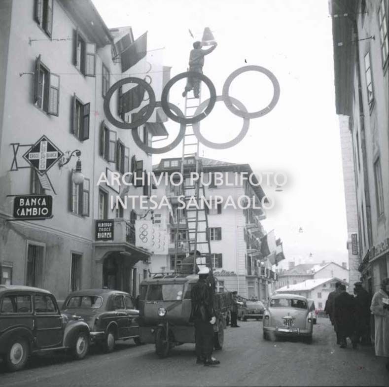 Montaggio dei cerchi olimpici in una strada di Cortina d'Ampezzo in vista dei VII Giochi olimpici invernali