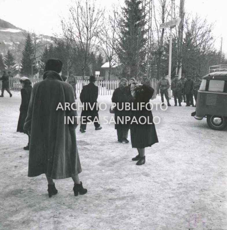 Due turiste a Cortina d'Ampezzo per i VII Giochi olimpici invernali si fotografano
