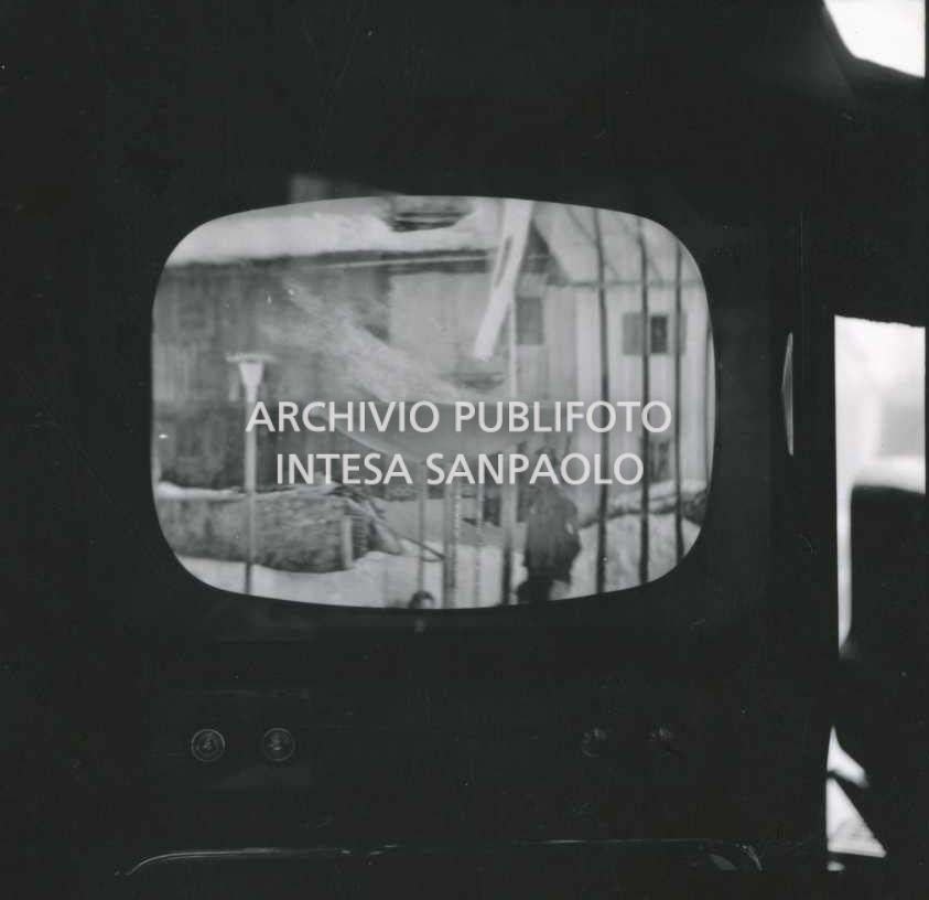 Ripresa dal televisore della cerimonia di apertura dei VII Giochi olimpici invernali a Cortina d'Ampezzo: il pattinatore di velocità su ghiaccio Guido Caroli accanto al braciere olimpico