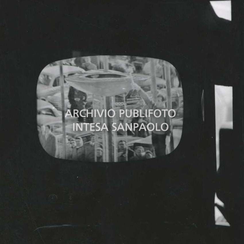 Ripresa dal televisore della cerimonia di apertura dei VII Giochi olimpici invernali a Cortina d'Ampezzo: il pattinatore di velocità su ghiaccio Guido Caroli accende il braciere olimpico