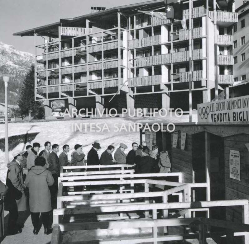 Persone in coda per l'acquisto dei biglietti per assistere ai VII Giochi olimpici invernali a Cortina d'Ampezzo