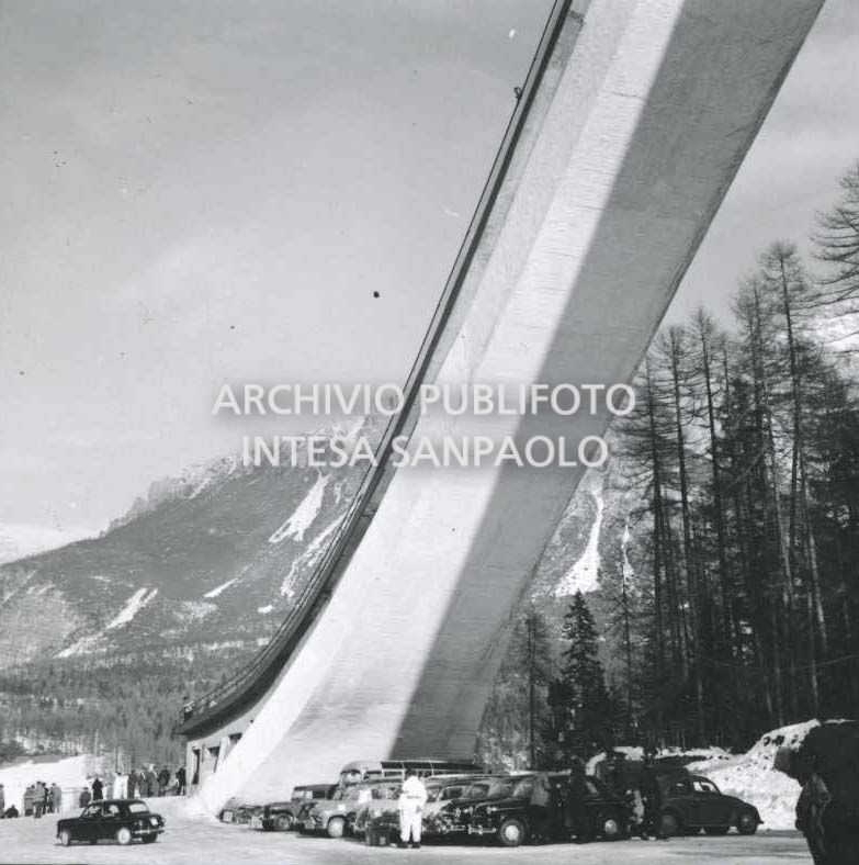 Automobili parcheggiate alla base del Trampolino Italia in occasione dei VII Giochi olimpici invernali a Cortina d'Ampezzo