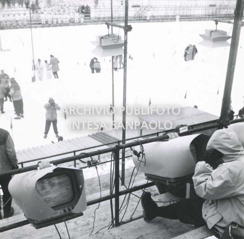 Postazioni dei giornalisti sugli spalti allo stadio della neve
