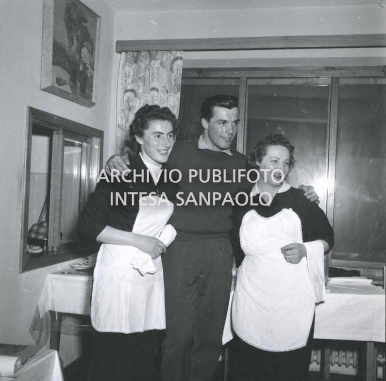 Toni Sailer in posa con due cameriere