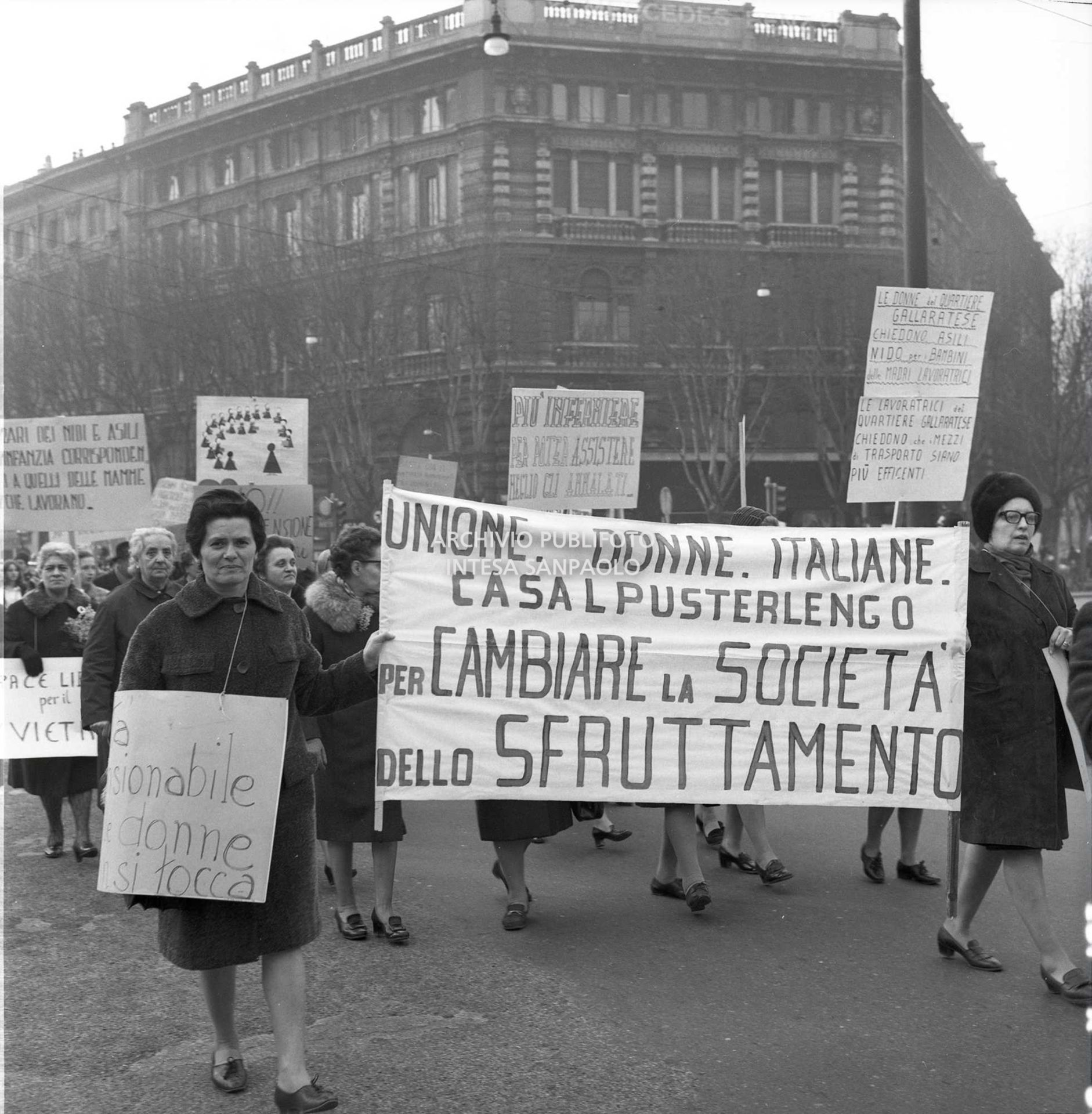 Manifestazione di donne a favore dell'emancipazione, del divorzio, di migliori condizioni lavorative e in sostegno alle madri lavoratrici, 08 march 1969, Publifoto