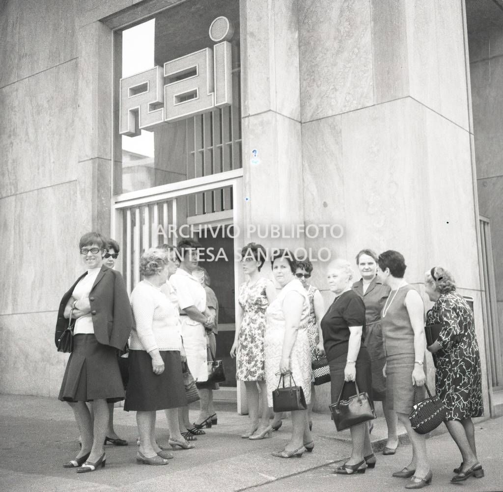 Un gruppo di donne davanti alla sede RAI a Milano, 24 june 1967, Guzzetti, Giuseppe, Publifoto