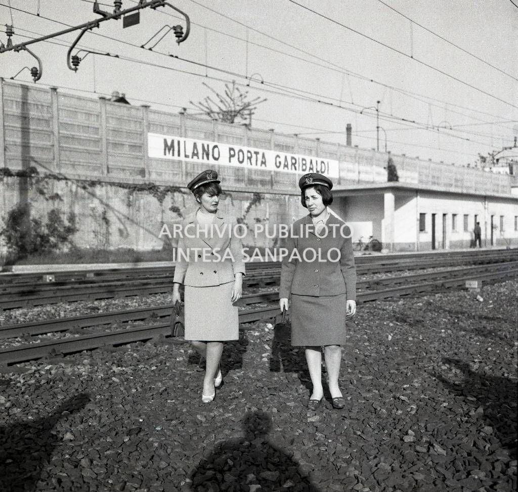 Simonetta Appolloni e Laura Lo Prieno, donne capostazione, tra i binari ferroviari alla stazione di Milano Porta Garibaldi, 17 april 1967, Fumagalli, Carlo, Publifoto
