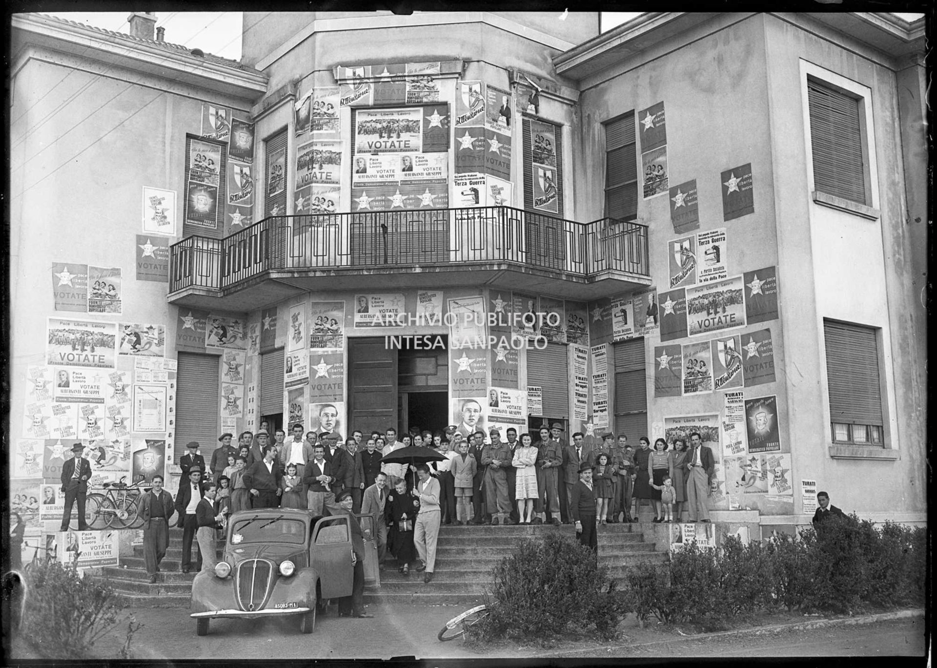 Un'anziana della casa di cura Pio Albergo Trivulzio, soprannominata "Baggina", di Milano viene accompagnata al seggio elettorale in via delle Forze Armate presso la scuola F.S. Cabrini, 18 april 1948, Petrelli, Tino, Publifoto